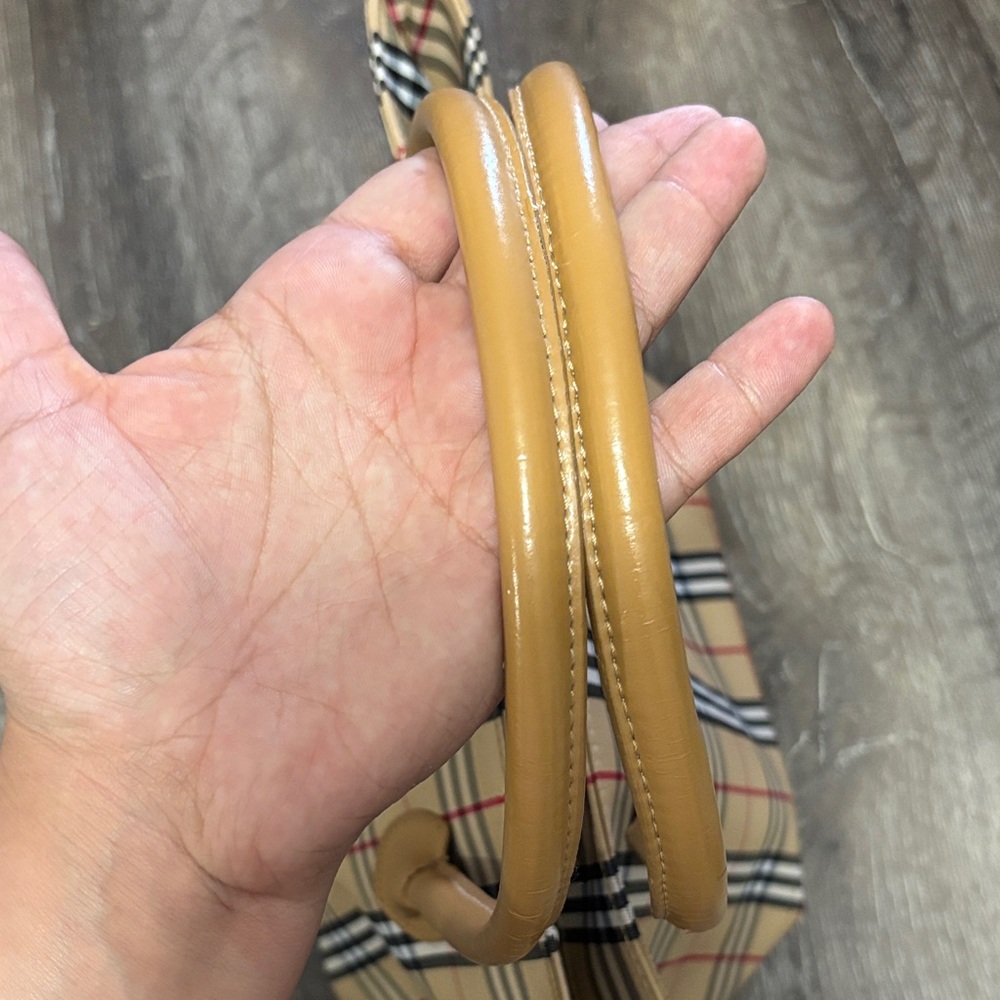 🔥Sold 🔥Burberry Beige and Black Checkered Tote - Picture 14 of 16